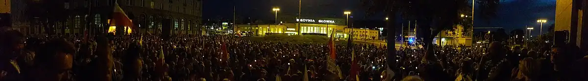« Une chaîne de lumière » - manifestation populaire « pour la défense des tribunaux », le 22 juillet 2017, sur la place de la constitution devant le tribunal du district de Gdynia