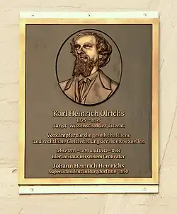Portrait gravé de Karl Heinrich Ulrichs sur la plaque commémorative qui figure sur son ancienne demeure à Burgdorf. On peut y lire qu'il est né en 1825 et mort en 1895, qu'il était juriste et un militant de la lutte contre les discriminations à l'égard des homosexuels ; qu'il a vécu de 1835 à 1839 puis de 1842 à 1844 dans la maison de son grand-père, Johann Heinrich Ulrichs, superintendant de Burgdorf de 1810 à 1850.