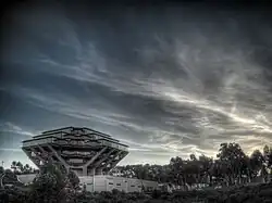 Image large-gamme de la bibliothèque Geisel, prise campus de l'université de Californie à San Diego.