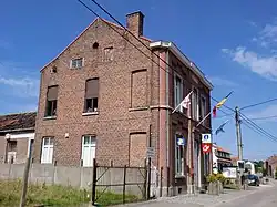 Bâtiment en brique et drapeaux.