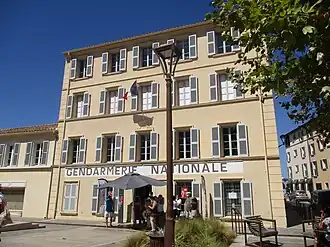 Un bâtiment de style provençal de trois étages, affichant sur la façade l'inscription « Gendarmerie nationale ».