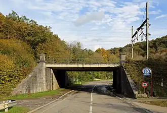 Le pont ferroviaire près de la gare ; à droite : l'accès aux voies 2 et 3. Ce pont supportait jadis quatre voies.