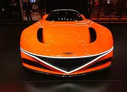Avant d'une voiture orange.