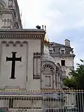 Une croix en marbre sur la façade sud.