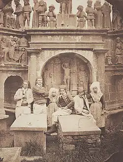 Le cimetière de Plougastel [en fait le calvaire] (1856, photographie de Geneviève Élisabeth Disdéri).