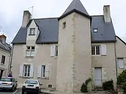 Vue de l'ancienne camuserie et de sa tour octogonale d'escalier.
