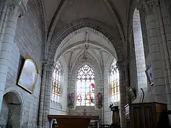 Vue intérieure du chœur d'une église