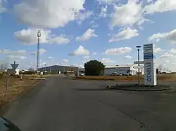 Vue d'une zone d'activités. Hangars et bâtiments divers.