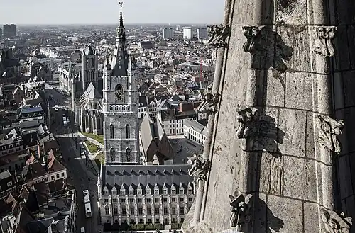 Le beffroi avec la halle aux draps à son pied, vue depuis la tour de la cathédrale.