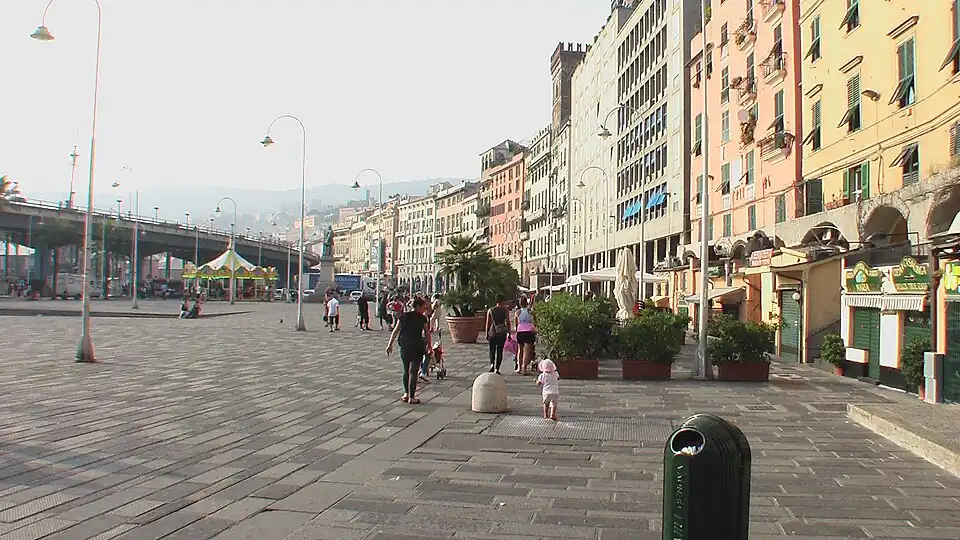 Vue de la place vers via Gramsci et la Sopraelevata.