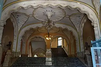 Hall d'entrée. À droite, buste de Lóczy Lajos ; à gauche, buste de Hantken Miksa&nbsp;(de)