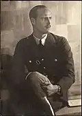 Photographie noir et blanc d'un homme portant un uniforme militaire.