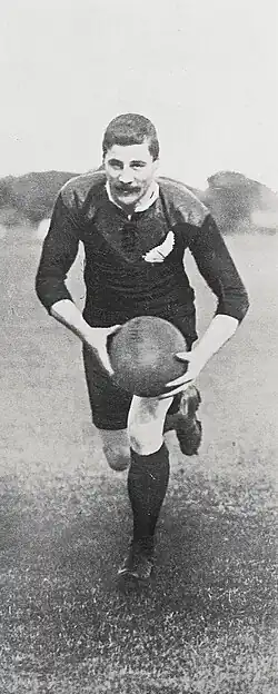 Description de l'image George William Smith running with ball.jpg.
