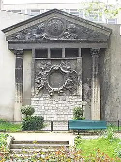 Fronton et colonnes du palais des Tuileries entourant un bas-relief.