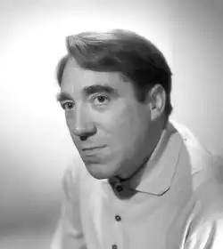 Portrait en noir et blanc de trois-quarts de Georges Delerue posant pour le Studio Harcourt en 1952.