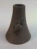Georges Alexandre Charlet, petit vase tronconique à décor d'étrille, le Tronquay (Calvados), vers 1901. Coll. MAHB-Bayeux