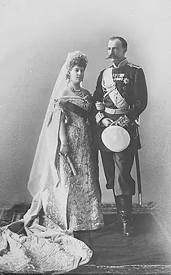 Photographie en noir et blanc d'un couple en tenue de mariés.