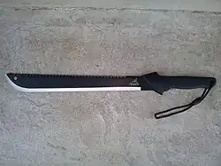 Une machette/scie de marque Gerber.