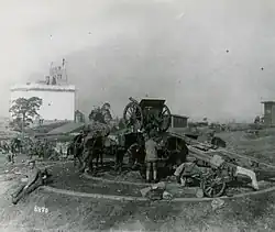 Photographie en noir et blanc d'une batterie d'artillerie