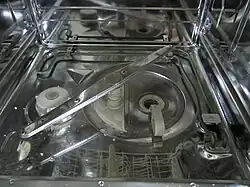 L'emplacement pour le sel régénérant de l'adoucisseur d'eau est à gauche en blanc, avec l'inscription "Salt" dessus ; le corps de chauffe est une résistance électrique gainée traversant la cuve en bas à droite