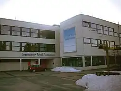 l'entrée d'un bâtiment