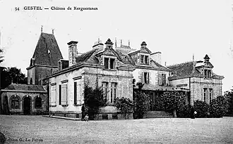 Le château de Kerguesténen au début du XXe&nbsp;siècle ; détruit en 1944 (carte postale).