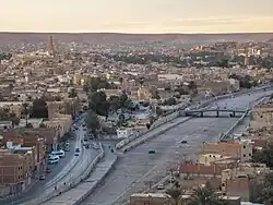 Ghardaïa et l'oued Mzab à sec, vus depuis le ksar de Melika.
