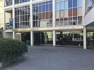 La place Hergé, intérieure au bâtiment, débouche sur la galerie Henri Casterman.