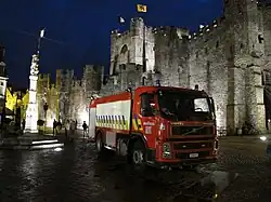 Un camion-citerne devant le château des Comtes de Flandre