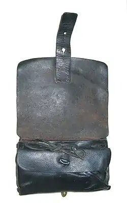 Une giberne de cavalerie ouverte.