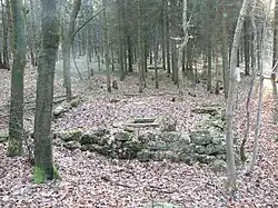 1/ Structure en pierres sèches permettant de soutenir les fourches patibulaires.