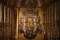 La figure de pierre au centre est seulement quelques centimètres de haut