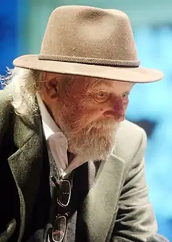 photo couleur du visage en gros plan d'une personne âgée, Gilbert Shelton