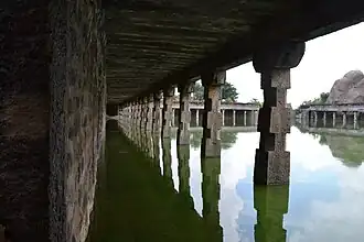 Colonnade autour du grand bassin ou tank (Aanaikulam en tamoul) du Fort.