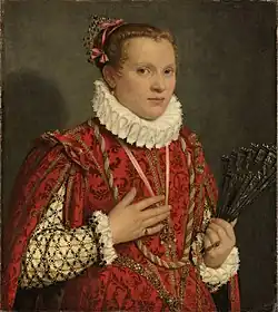 Peinture d'une jeune femme en élégante robe rouge devant un fond gris.