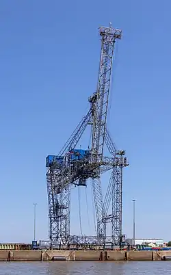 Une grue, dite girafe, sur un quai au bord de la Weser à Bremerhaven. Elle a été construite en 1976 par Peiner Träger&nbsp;(de).  Sa hauteur est de 54 m. Juin 2022.