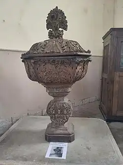 Fonts baptismaux remarquables en bois sculpté