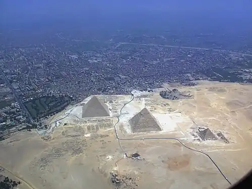 Vue aérienne du Sphinx à l'orée de la ville de Gizeh.