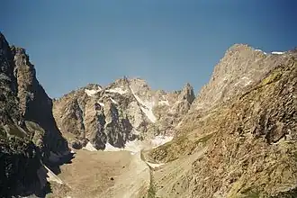 Pic Coolidge depuis le chemin du glacier Blanc, au-dessus du village d'Ailefroide. À sa droite, la barre des Écrins.