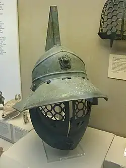 Salle 69. Casque de gladiateur de Pompéi, Ier&nbsp;siècle.