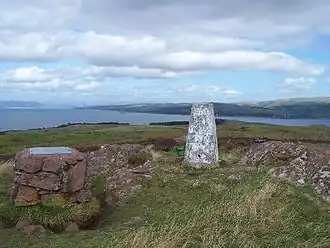 Pilier de triangulation au point culminant de l'île