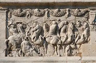 Sud : combat entre Grecs et Amazones.