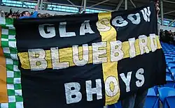 drapeau sur lequel est écrit Glasgow Bluebird Bhoys