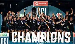 Un groupe d'hommes célébrant une victoire dans une compétition sportive.