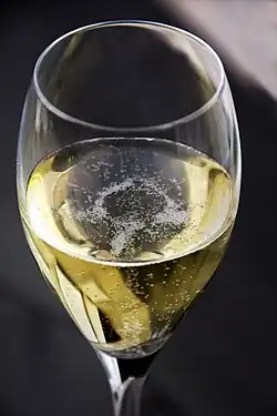 Du champagne dans une flûte.