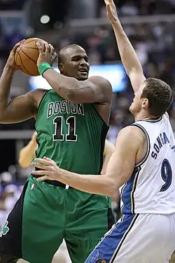 Le joueur des Celtics de Boston Glen Davis (no&nbsp;11) protégant le ballon de basket-ball du défenseur des Wizards de Washington Darius Songaila (no&nbsp;9)