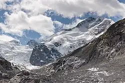 Derrière de hautes montagnes, des montagnes englacées encore plus hautes.
