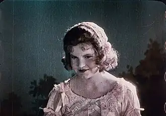 Photogramme de personnage féminin.