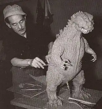 Toshimitsu concevant le modèle définitif du monstre.