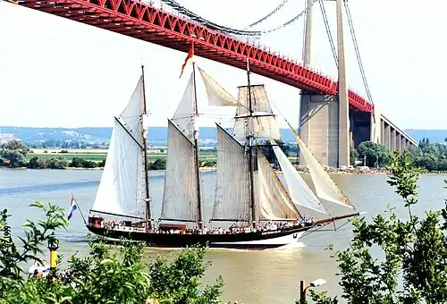 La goélette Oosterschelde franchit le pont de Tancarville lors de l'Armada du siècle en 1999.